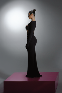 Langes schwarzes Kleid mit Cut-Outs vorne