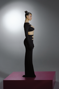 Langes schwarzes Kleid mit Cut-Outs vorne